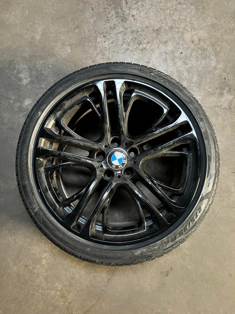 Changement de pneus pour des pneus été sur une voiture BMW à Bennwihr, proche de Colmar