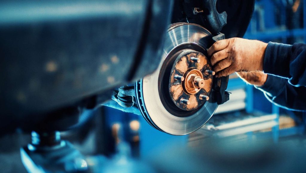 Changement des amortisseurs avant sur une Peugeot 2008 à Bennwihr, proche Turckheim