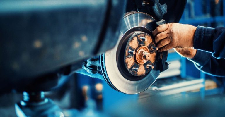 Changement des amortisseurs avant sur une Peugeot 2008 à Bennwihr, proche Turckheim