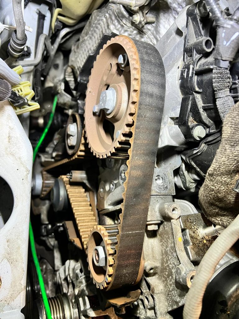 Changement de Courroie de distribution sur une Volkswagen Touran à Bennwihr proche de Turckheim