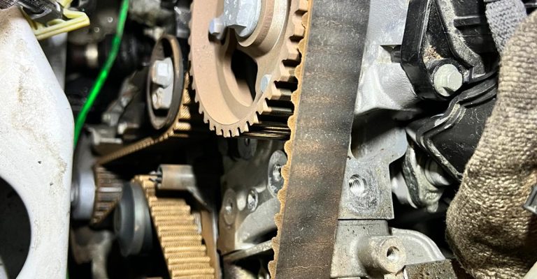 Changement de Courroie de distribution sur une Volkswagen Touran à Bennwihr proche de Turckheim
