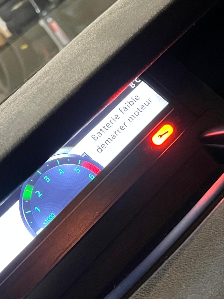 Remplacement de la batterie sur une Renault Scenic à Bennwihr Gare, proche de Sainte-Croix-en-Plaine