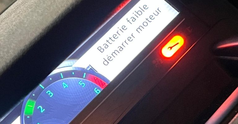 Remplacement de la batterie sur une Renault Scenic à Bennwihr Gare, proche de Sainte-Croix-en-Plaine