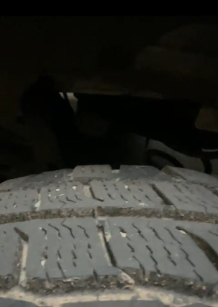 Remplacement de pneus après déformation sur une Peugeot Partner à Bennwihr Gare, proche Ingersheim