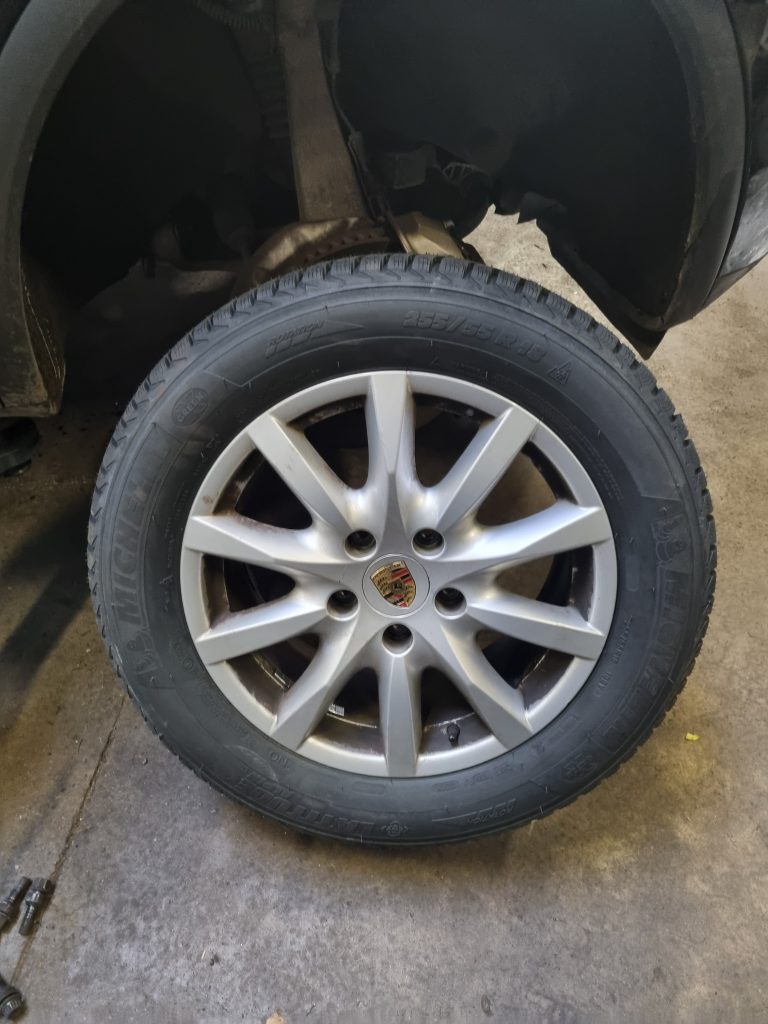 Montage de Pneus Michelin 4 saisons sur une Porsche Cayenne à Bennwihr-Gare, proche Kayersberg