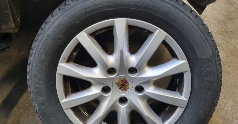 Montage de Pneus Michelin 4 saisons sur une Porsche Cayenne à Bennwihr-Gare, proche Kayersberg