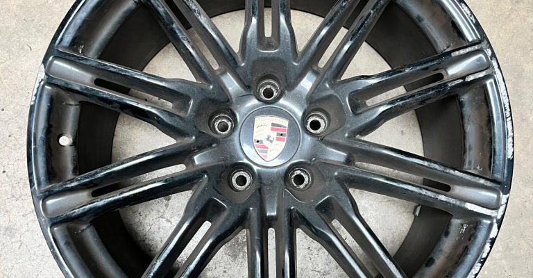 Remise en état de la jante d’une Porsche Macan à Bennwihr-Gare, proche Horbourg-Wihr