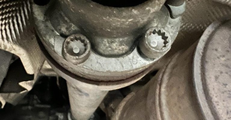Remplacement de l’Arbre de Transmission sur une Volkswagen Transporteur à Bennwihr Gare, proche Biesheim