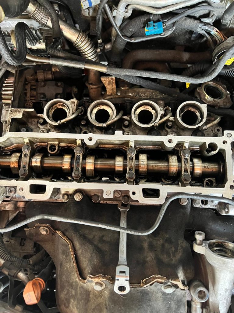 Remplacement du Joint Couvre Culasse sur une Peugeot 107 à Bennwihr-Gare, proche Wintzenheim