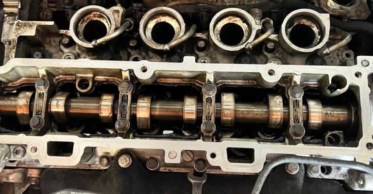 Remplacement du Joint Couvre Culasse sur une Peugeot 107 à Bennwihr-Gare, proche Wintzenheim
