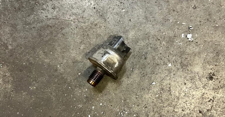 Changement du Capteur de Pression de Rampe d’une Peugeot 208 à Bennwihr-Gare proche Ostheim