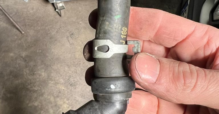Changement de la Durite d’une Renault Kangoo à Bennwihr-Gare proche de Ribeauvillé