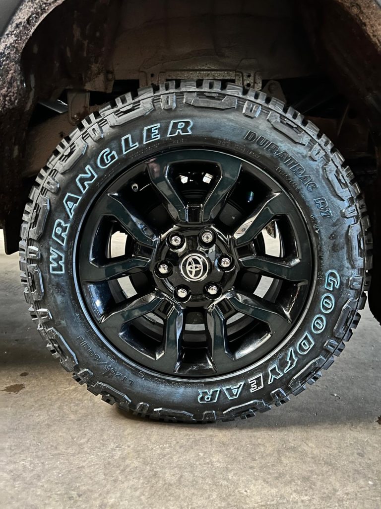 Commande et montage de quatre Pneus neufs Goodyear sur une Toyota Hilux à Bennwihr-Gare proche Kaysersberg