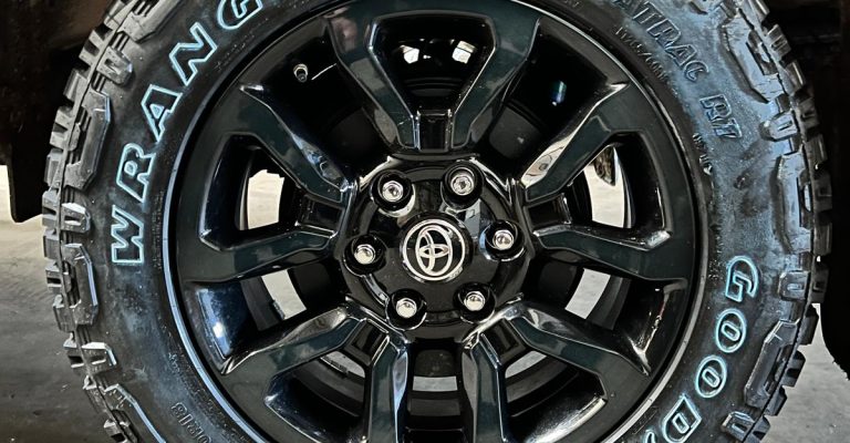 Commande et montage de quatre Pneus neufs Goodyear sur une Toyota Hilux à Bennwihr-Gare proche Kaysersberg