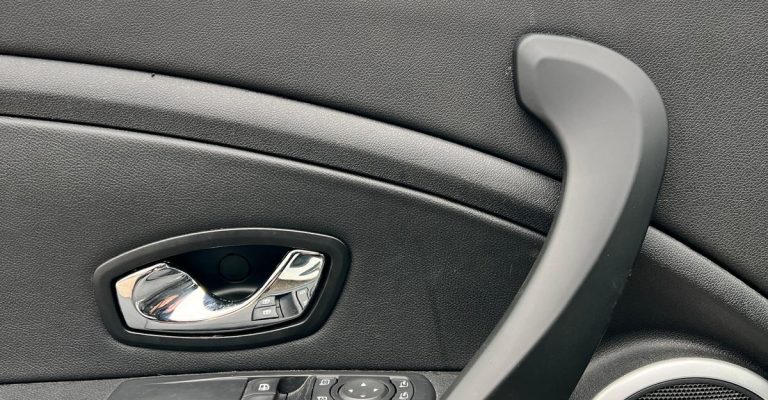 Remplacement de la Poignée de Porte d’une Renault Mégane 3 à Bennwirh-Gare proche Houssen
