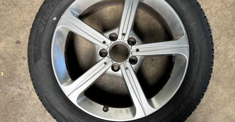 Montage de Pneus Hankook sur une Mercedes à Bennwihr-Gare proche Ribeauvillé