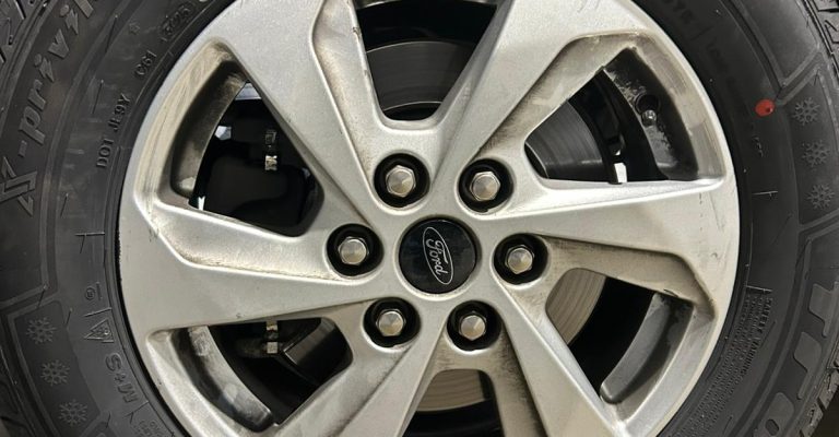 Montage des Pneus neuf Tracmax en hiver sur un Ford Transit à Sélestat dans le Centre-Alsace