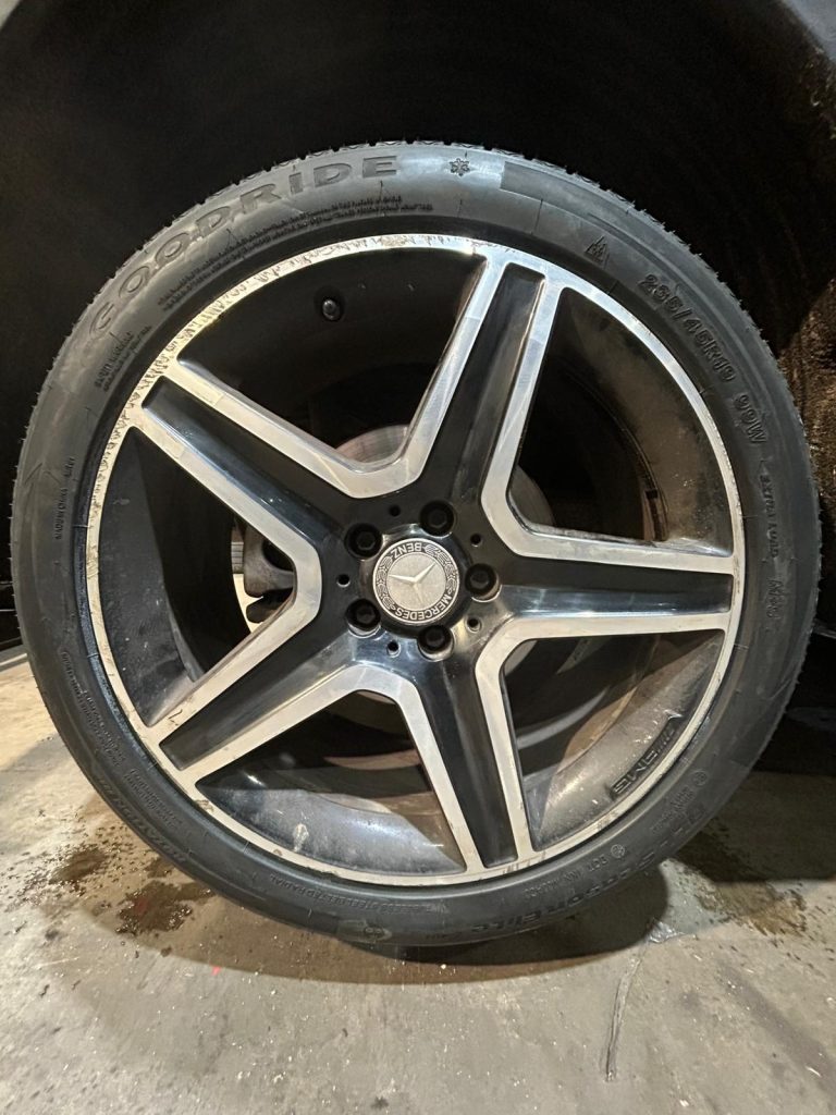 Montage de Pneus Goodride Neuf en Hiver sur une Mercedes à Colmar dans le Haut-Rhin Montage de Pneus Goodride Neuf en Hiver sur une Mercedes à Colmar dans le Haut-Rhin