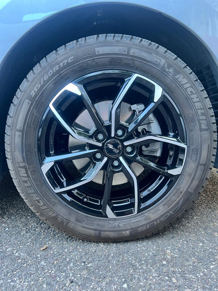 Commande et Montage des Jantes Alu avec des Pneus neufs Michelin sur une Peugeot Expert à Colmar dans le Haut-Rhin Commande et Montage des Jantes Alu avec des Pneus neufs Michelin sur une Peugeot Expert à Colmar dans le Haut-Rhin