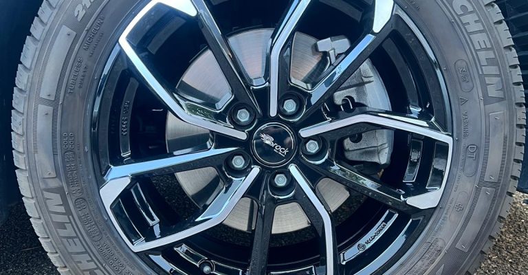 Commande et Montage des Jantes Alu avec des Pneus neufs Michelin sur une Peugeot Expert à Colmar dans le Haut-Rhin