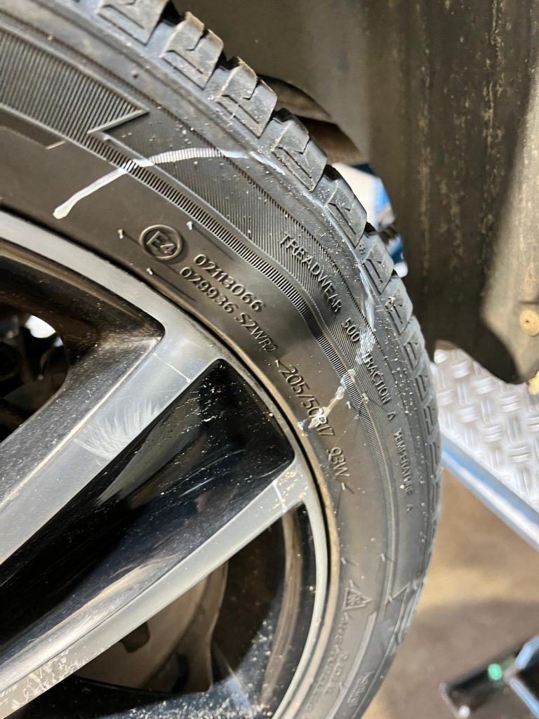 Remplacement de Pneus suite à une hernie sur une Renault Clio à Ribeauvillé proche de Riquewihr Remplacement de Pneus suite à une hernie sur une Renault Clio à Ribeauvillé proche de Riquewihr