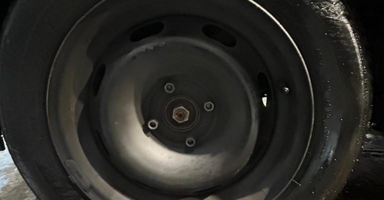 Montage de Pneus hiver sur une Citroën Jumpy à Kaysersberg sur la route des vins