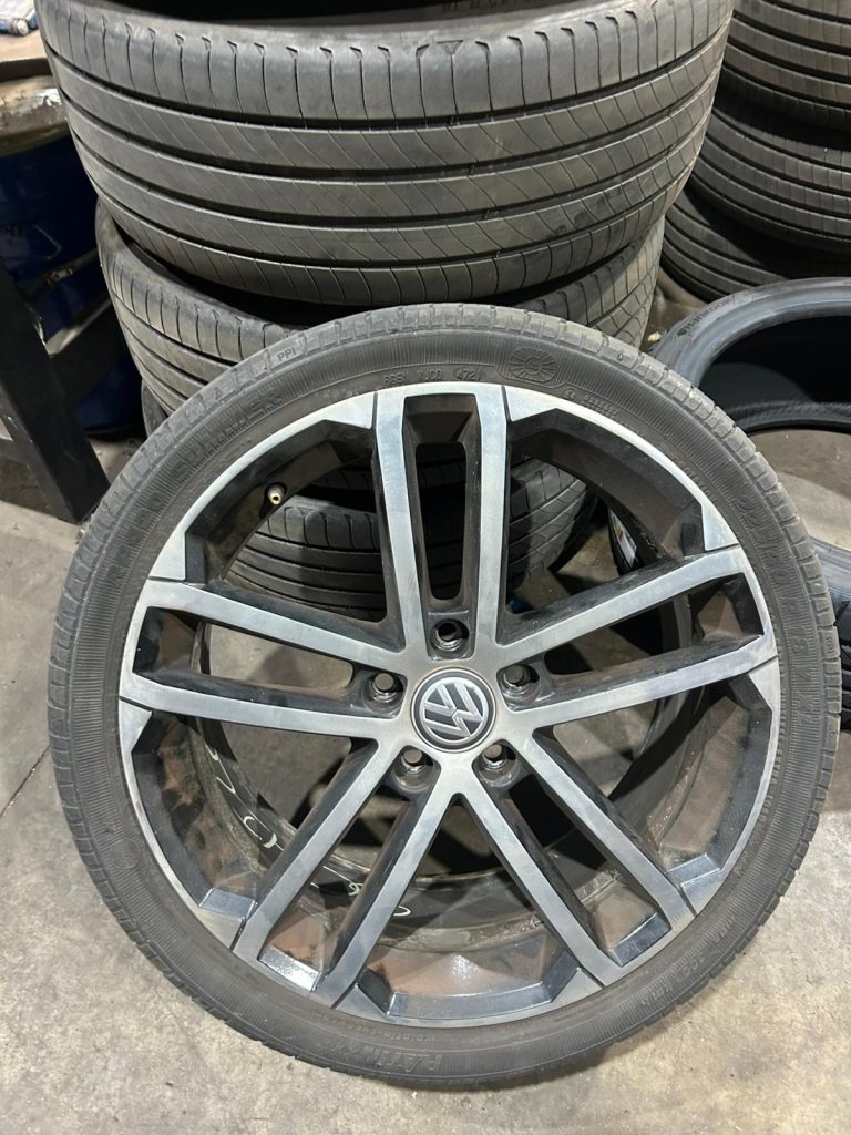 Permutation des roues été en hiver sur une Volkswagen Tiguan à Kaysersberg sur la route des vins Permutation des roues été en hiver sur une Volkswagen Tiguan à Kaysersberg sur la route des vins