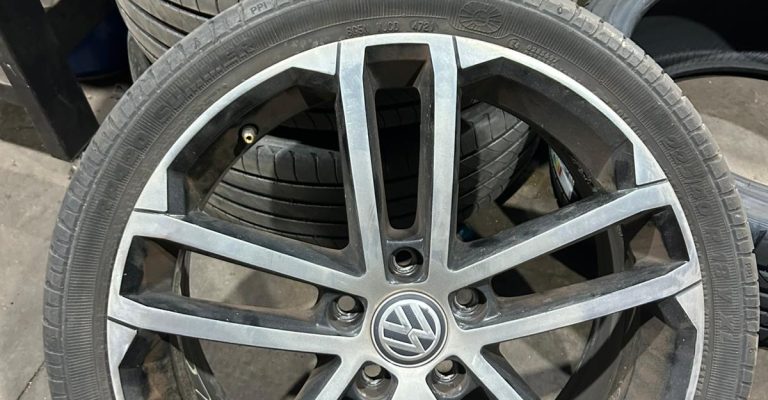 Permutation des roues été en hiver sur une Volkswagen Tiguan à Kaysersberg sur la route des vins