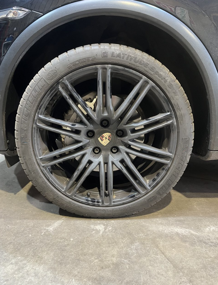 Changement de pneus Michelin Latitude Sport sur Porsche Macan à Sélestat dans le Centre-Alsace Changement de pneus Michelin Latitude Sport sur Porsche Macan à Sélestat dans le Centre-Alsace