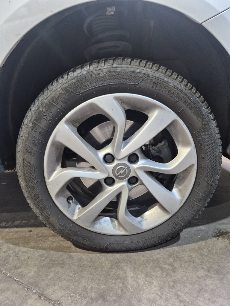 Changement de pneus neige Kleber Krisalp sur Opel Corsa à Kaysersberg sur la route des vins Changement de pneus neige Kleber Krisalp sur Opel Corsa à Kaysersberg sur la route des vins