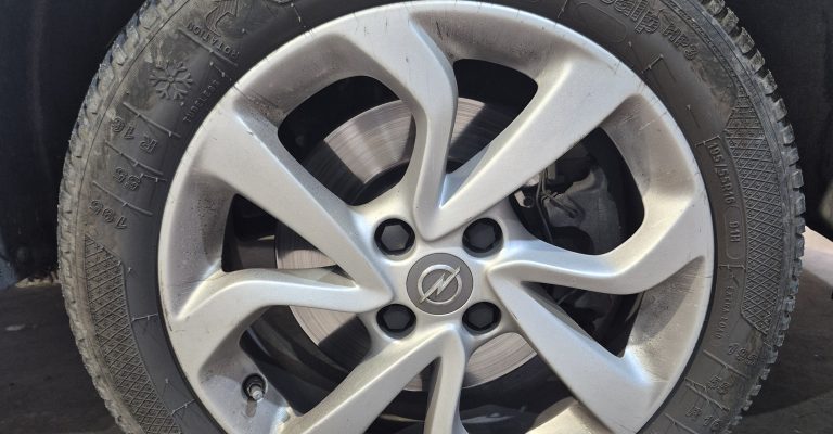 Changement de pneus neige Kleber Krisalp sur Opel Corsa à Kaysersberg sur la route des vins