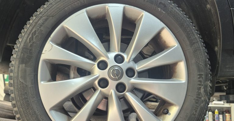 Changement de pneus neige Kleber Krisalp sur Opel Grandland X à Sélestat dans le Centre-Alsace