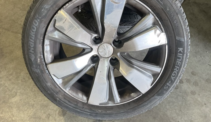 Montage de pneumatiques Hankook Kinergy 4S sur Peugeot 208 à Ribeauvillé proche de Riquewihr