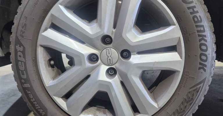 Remplacement de pneus neige Hankook Winter i*cept sur Dacia Sandero à Ribeauvillé proche de Riquewihr