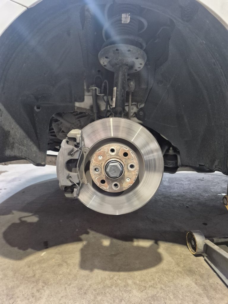 Remplacement de disques et plaquettes de frein sur Opel Corsa à Ribeauvillé proche de Riquewihr Remplacement de disques et plaquettes de frein sur Opel Corsa à Ribeauvillé proche de Riquewihr
