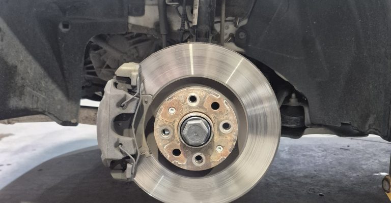 Remplacement de disques et plaquettes de frein sur Opel Corsa à Ribeauvillé proche de Riquewihr