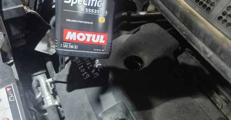Vidange moteur avec huile Motul 5W30 sur Peugeot 3008 à Ribeauvillé proche de Riquewihr
